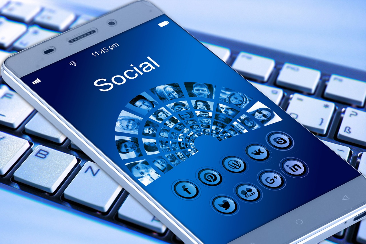 Webdesigner Düren - SERAWEB Social Media Marketing - Facebook webdesigner düren